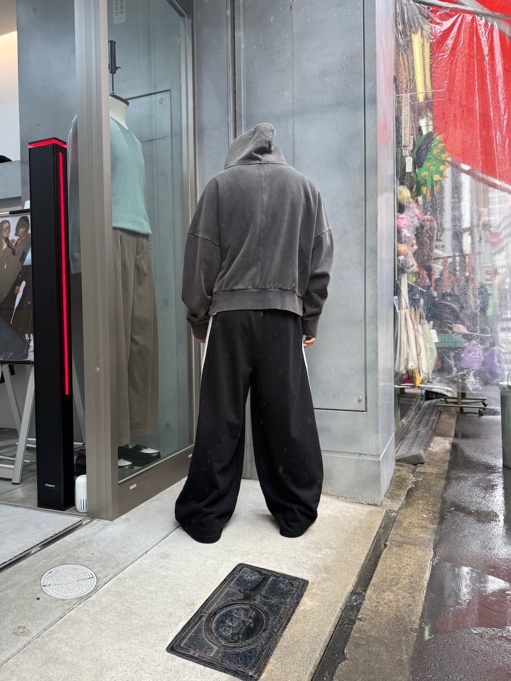 ブラック系のパーカー、ブラック系のスウェットパンツを着用したメンズの秋コーディネートの3枚目の写真