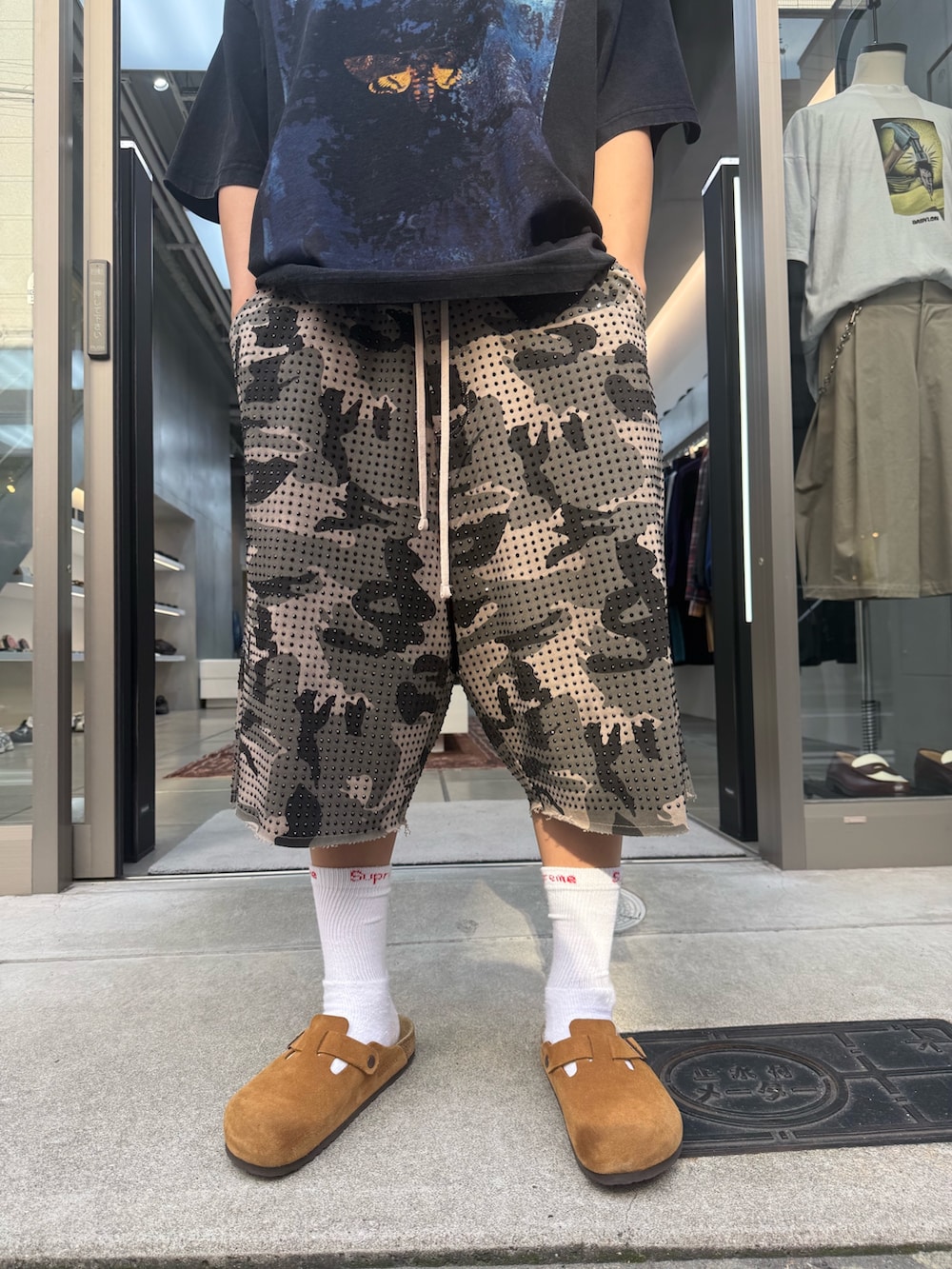 ブラック系のTシャツ/カットソー、その他のその他パンツを着用したメンズの夏コーディネートの5枚目の写真