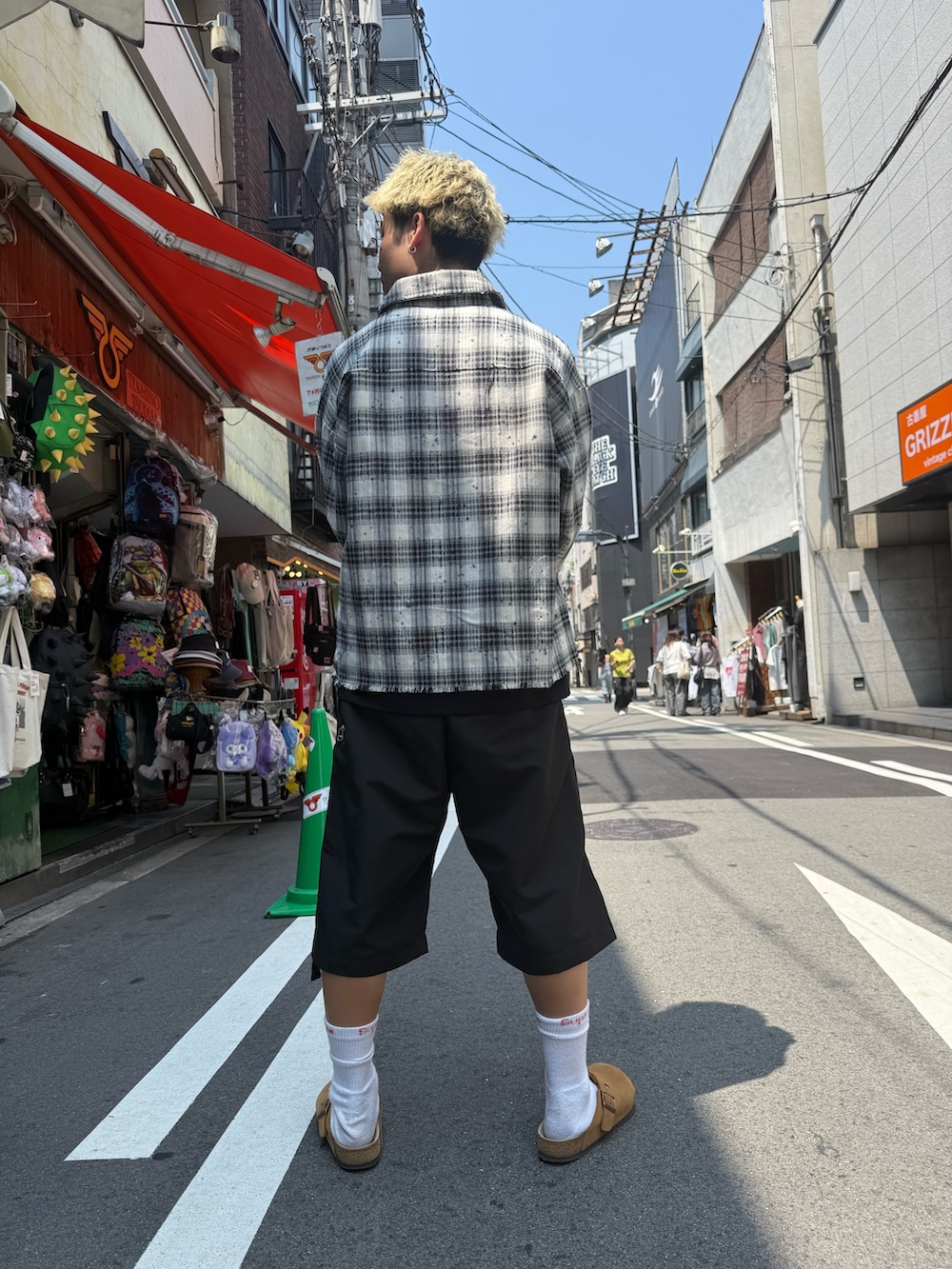 ブラック系のその他パンツ、ブラック系のTシャツ/カットソー、ホワイト系のシャツ/ブラウスを着用したメンズの夏コーディネートの3枚目の写真