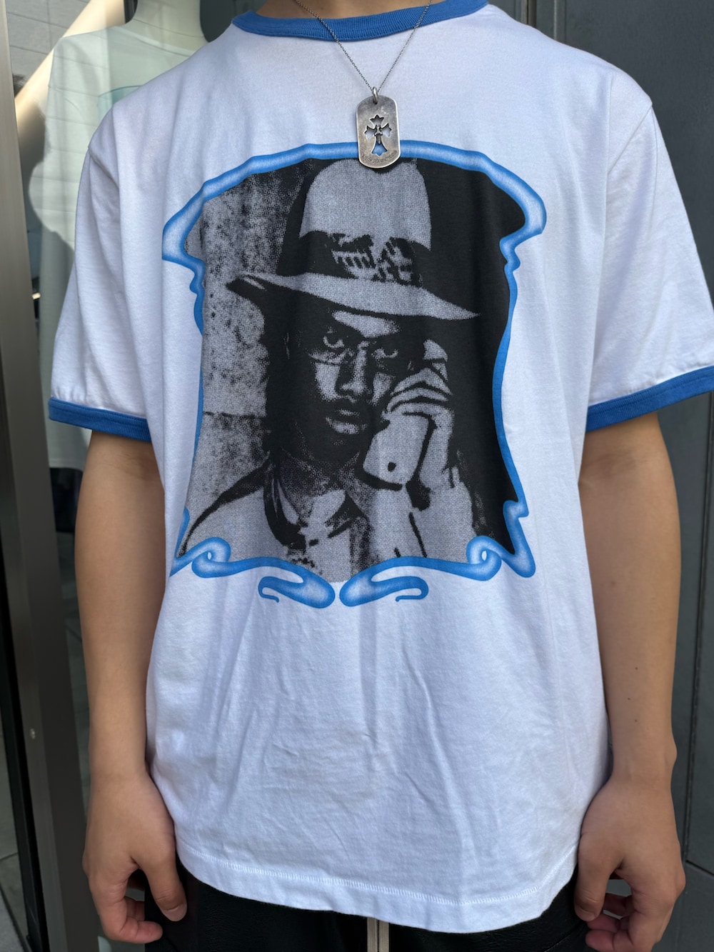 ホワイト系のTシャツ/カットソー、ブラック系のその他パンツ、ブラック系のローファーを着用したメンズの夏コーディネートの4枚目の写真