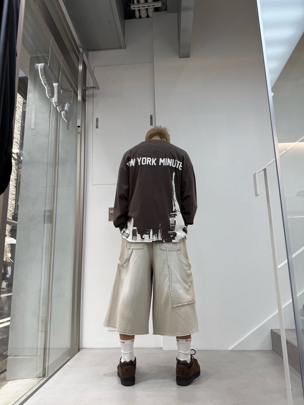 ホワイト系のスウェットパンツ、ブラック系のTシャツ/カットソーを着用したメンズの夏コーディネートの3枚目の写真