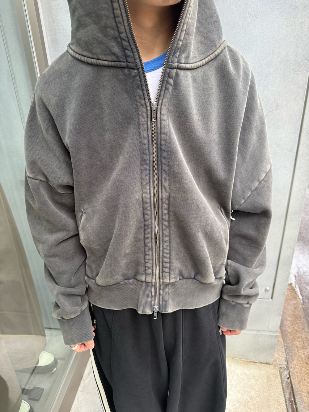 ブラック系のパーカー、ブラック系のスウェットパンツを着用したメンズの秋コーディネートの5枚目の写真