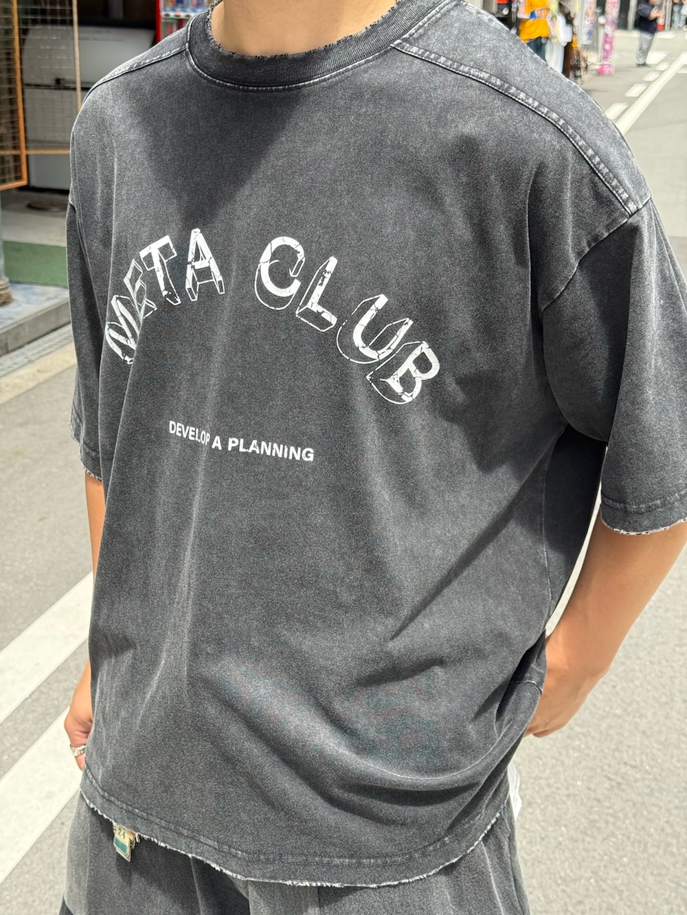 ブラック系のTシャツ/カットソー、ブラック系のチノパンツを着用したメンズの夏コーディネートの5枚目の写真
