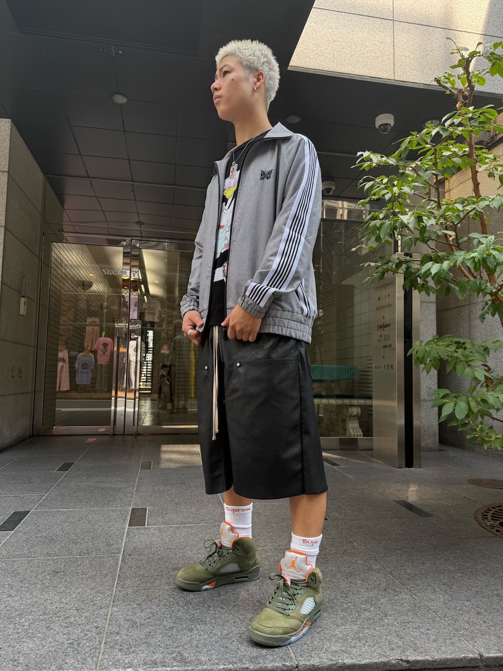ブラック系のその他パンツ、その他のブルゾン、ホワイト系のTシャツ/カットソーを着用したメンズの夏コーディネートの6枚目の写真