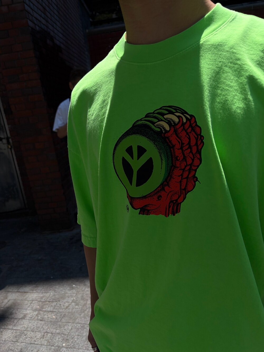 その他のTシャツ/カットソー、ブラック系のパンツ、その他のファッション雑貨を着用したメンズの夏コーディネートの5枚目の写真