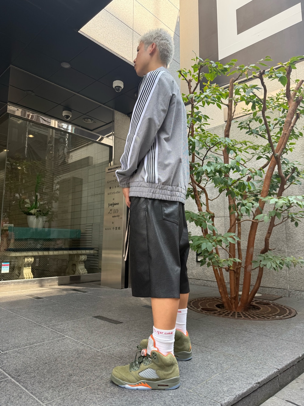 ブラック系のその他パンツ、その他のブルゾン、ホワイト系のTシャツ/カットソーを着用したメンズの夏コーディネートの2枚目の写真