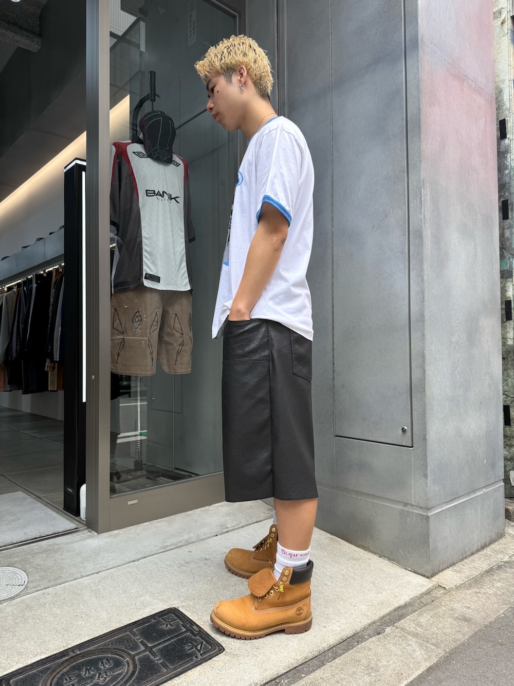 ブラック系のその他パンツ、ホワイト系のTシャツ/カットソーを着用したメンズの夏コーディネートの2枚目の写真