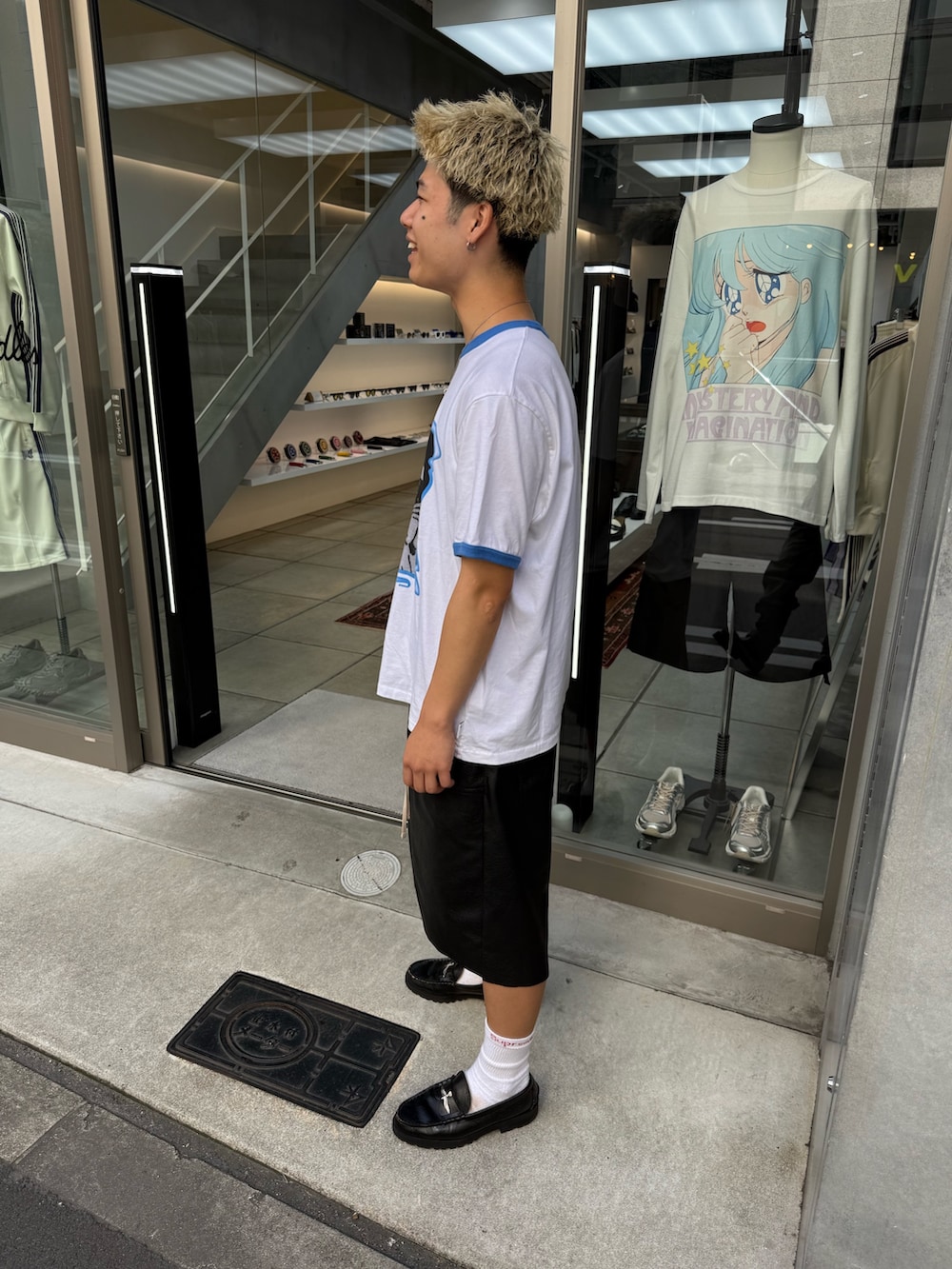 ホワイト系のTシャツ/カットソー、ブラック系のその他パンツ、ブラック系のローファーを着用したメンズの夏コーディネートの6枚目の写真