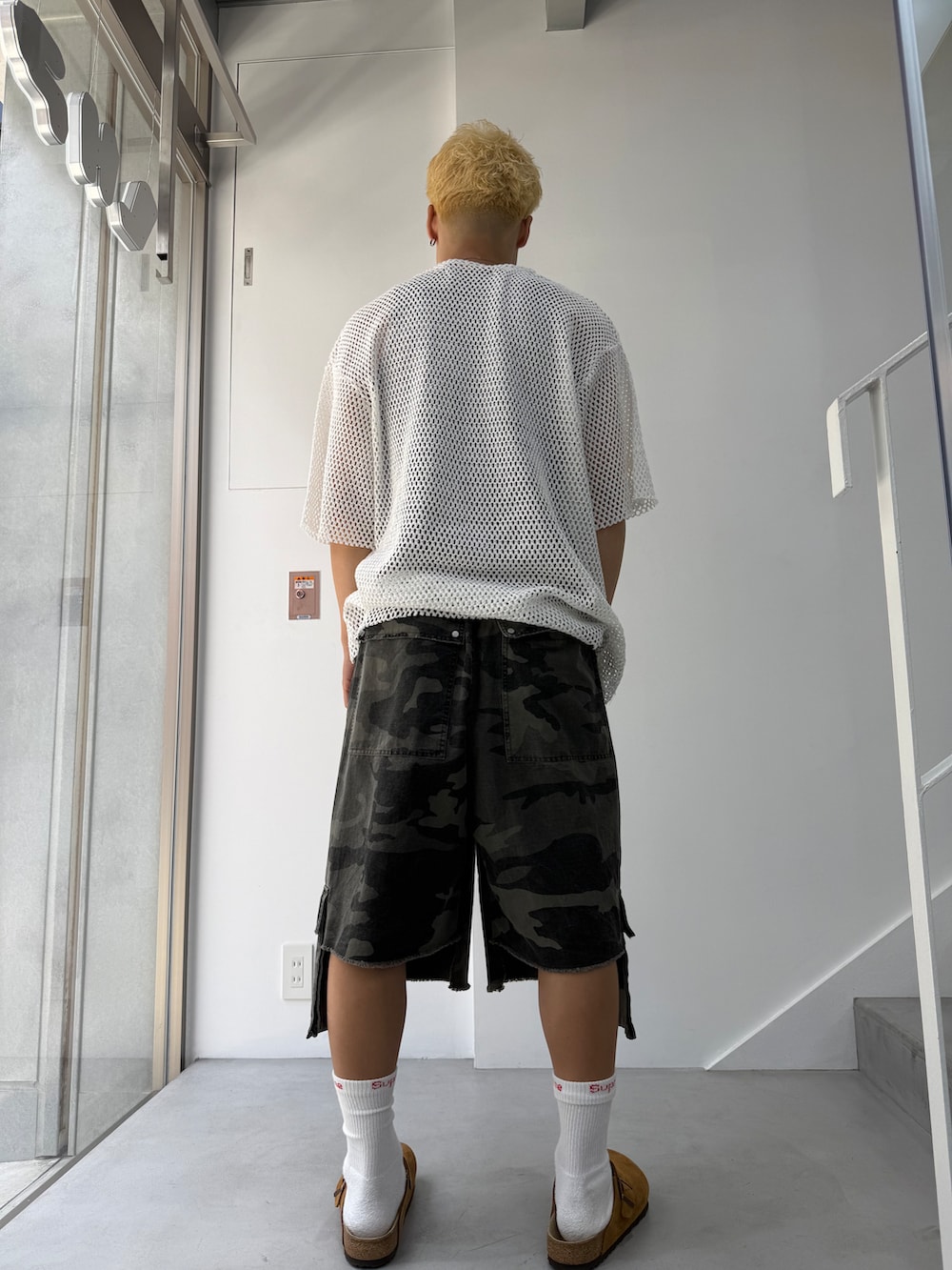 ホワイト系のTシャツ/カットソー、その他のカーゴパンツを着用したメンズの春コーディネートの3枚目の写真