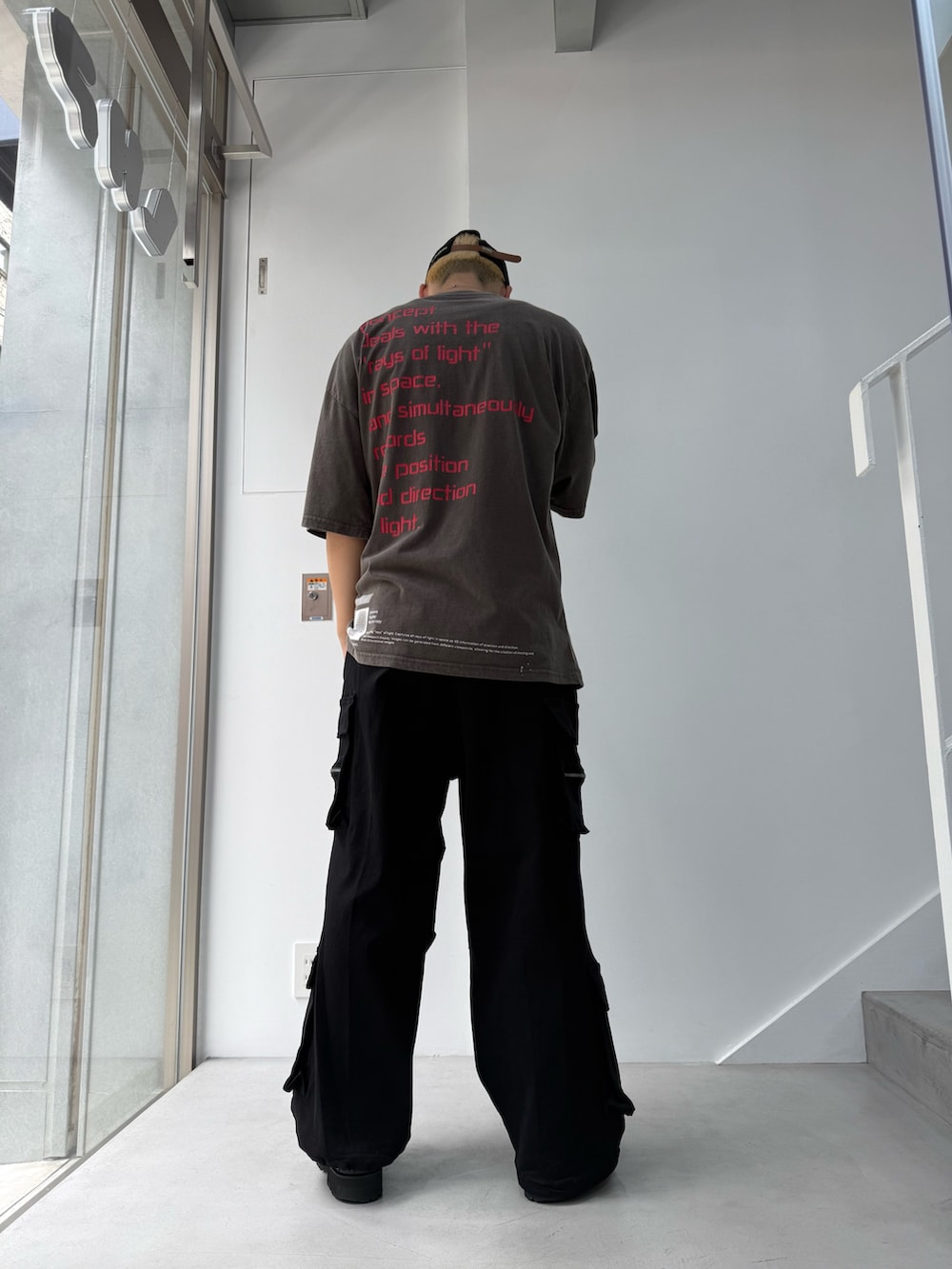 ブラック系のTシャツ/カットソー、ブラック系のカーゴパンツを着用したメンズの夏コーディネートの3枚目の写真