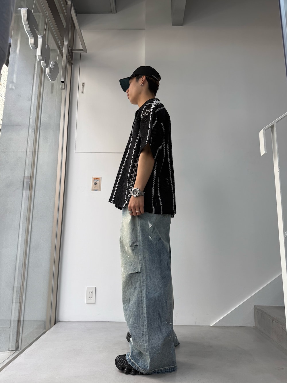 ブラック系のシャツ/ブラウス、ブルー系のデニムパンツを着用したメンズの春コーディネートの2枚目の写真