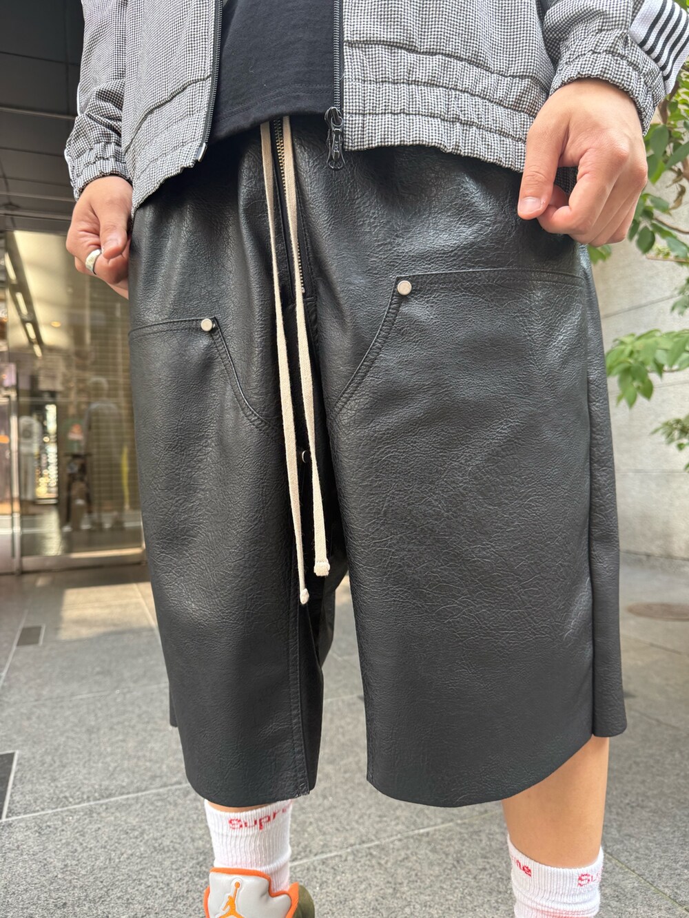 ブラック系のその他パンツ、その他のブルゾン、ホワイト系のTシャツ/カットソーを着用したメンズの夏コーディネートの5枚目の写真