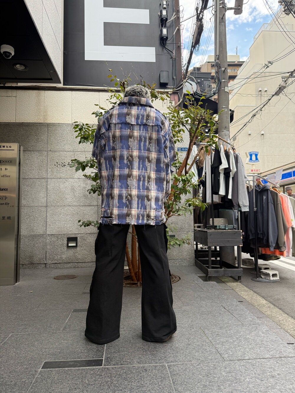 ブルー系のシャツ/ブラウス、ホワイト系のTシャツ/カットソー、ブラック系のカーゴパンツを着用したメンズの秋コーディネートの3枚目の写真
