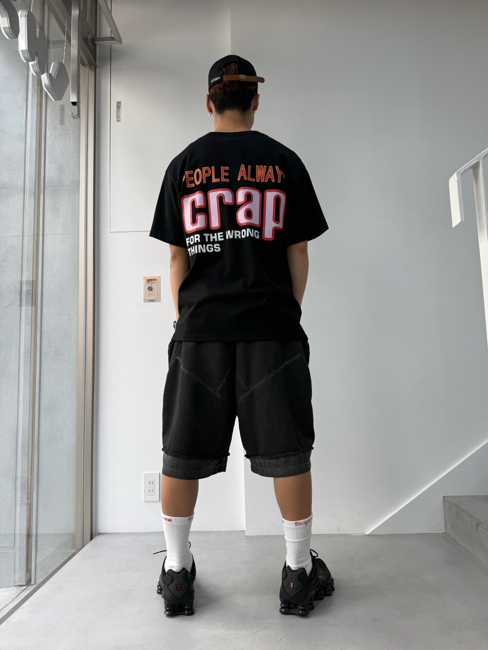 グレー系のスウェットパンツ、ブラック系のTシャツ/カットソーを着用したメンズの春コーディネートの3枚目の写真