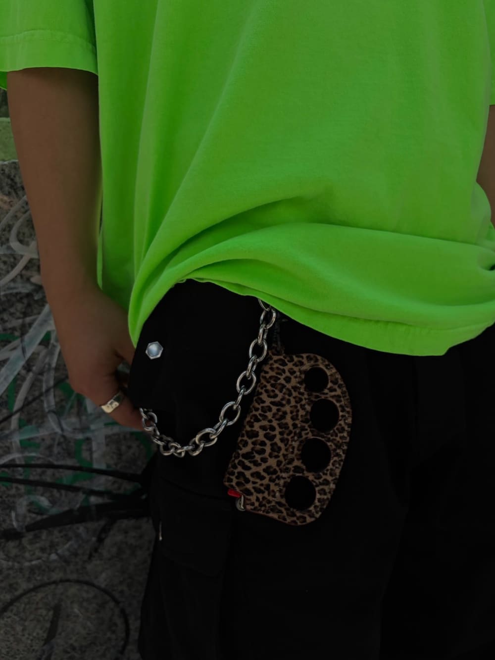その他のTシャツ/カットソー、ブラック系のパンツ、その他のファッション雑貨を着用したメンズの夏コーディネートの3枚目の写真