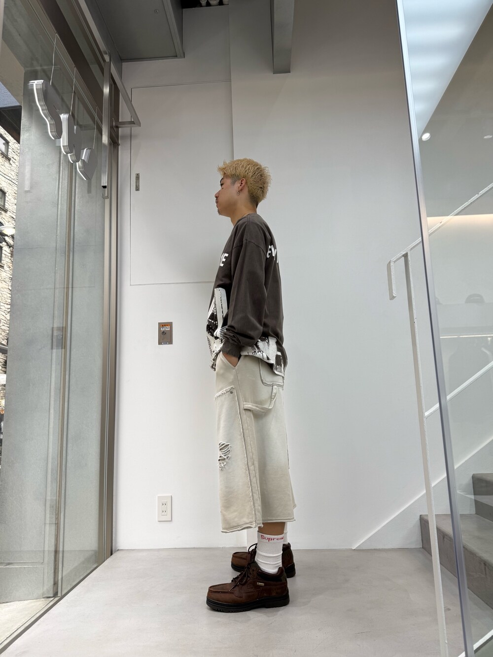 ホワイト系のスウェットパンツ、ブラック系のTシャツ/カットソーを着用したメンズの夏コーディネートの2枚目の写真