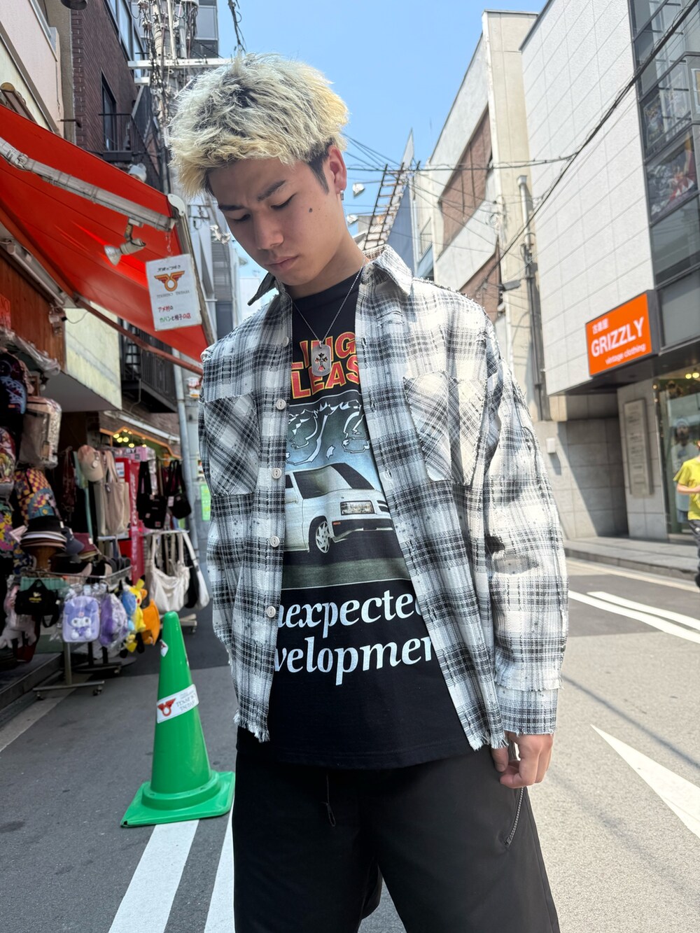 ブラック系のその他パンツ、ブラック系のTシャツ/カットソー、ホワイト系のシャツ/ブラウスを着用したメンズの夏コーディネートの4枚目の写真