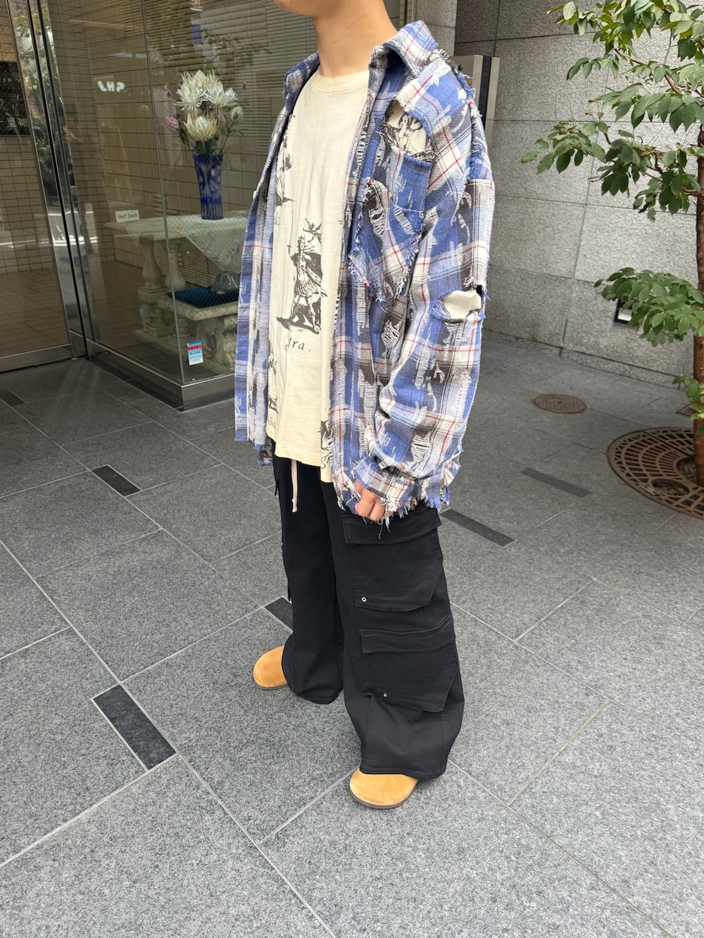 ブルー系のシャツ/ブラウス、ホワイト系のTシャツ/カットソー、ブラック系のカーゴパンツを着用したメンズの秋コーディネートの6枚目の写真