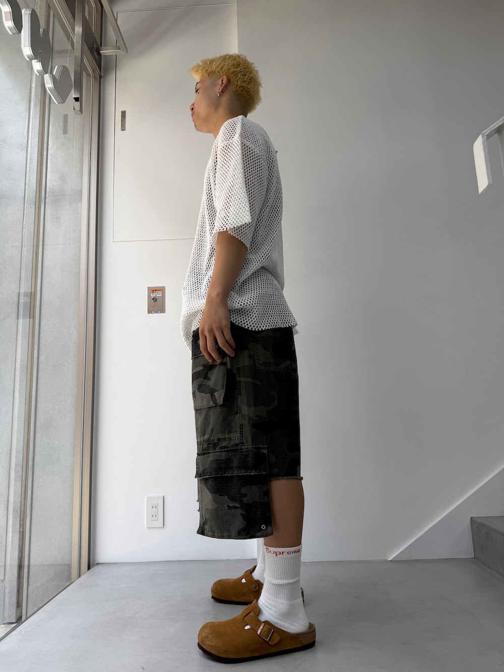ホワイト系のTシャツ/カットソー、その他のカーゴパンツを着用したメンズの春コーディネートの2枚目の写真