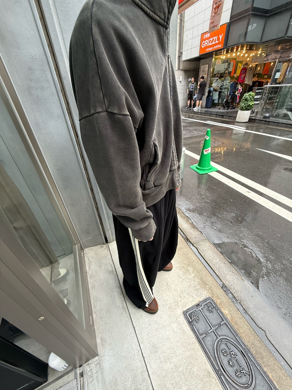 ブラック系のパーカー、ブラック系のスウェットパンツを着用したメンズの秋コーディネートの6枚目の写真