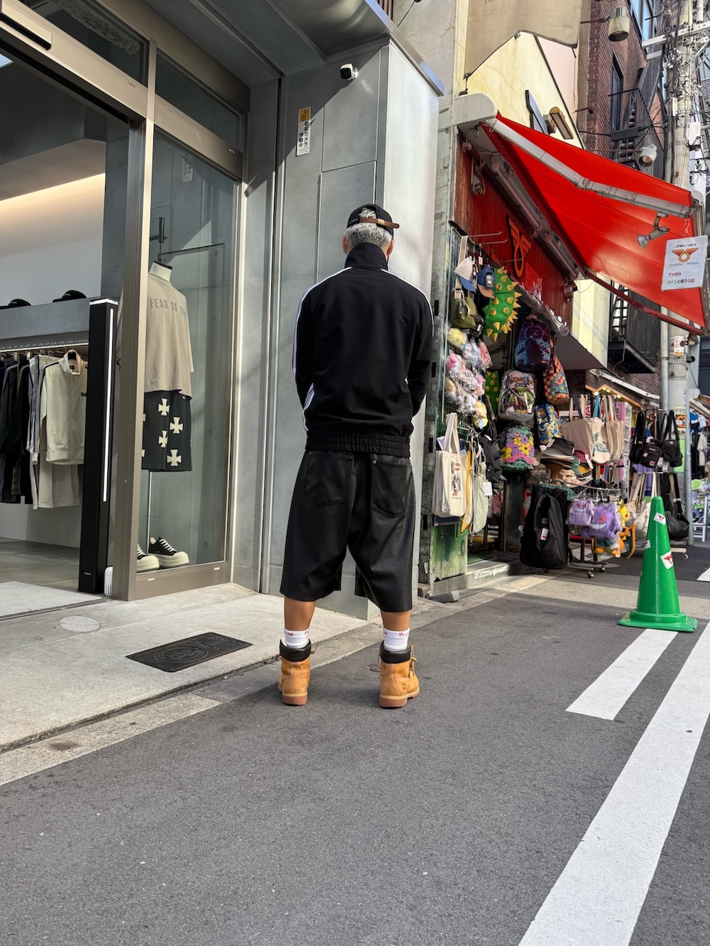 ブラック系のジャケット/アウター、ブラック系のその他パンツ、ブラック系のキャップを着用したメンズの夏コーディネートの3枚目の写真
