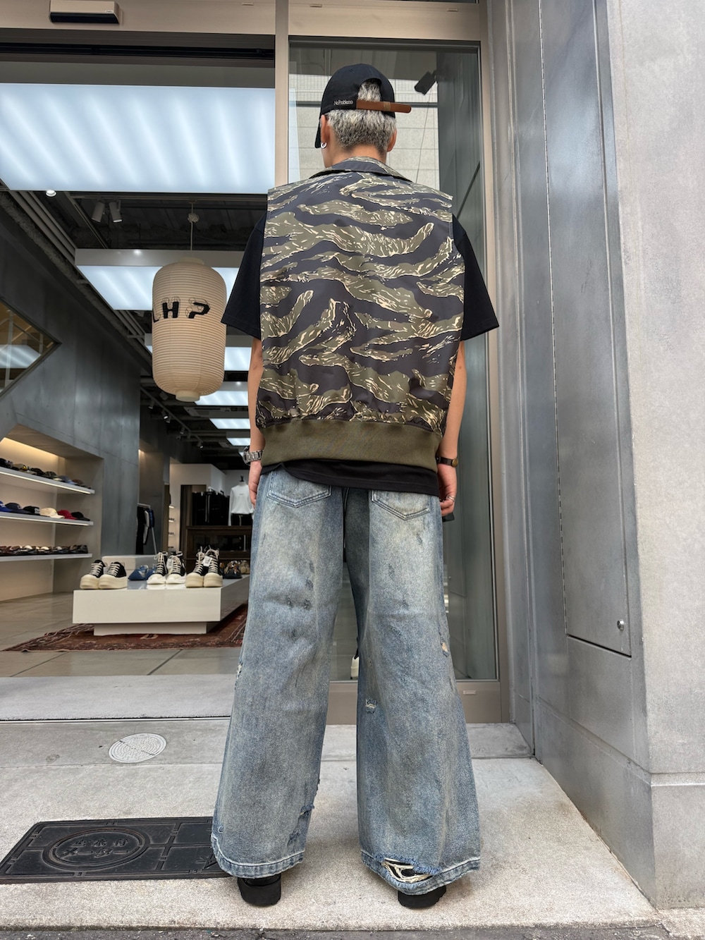 その他のミリタリージャケット、ブラック系のTシャツ/カットソー、ブルー系のデニムパンツを着用したメンズの夏コーディネートの3枚目の写真