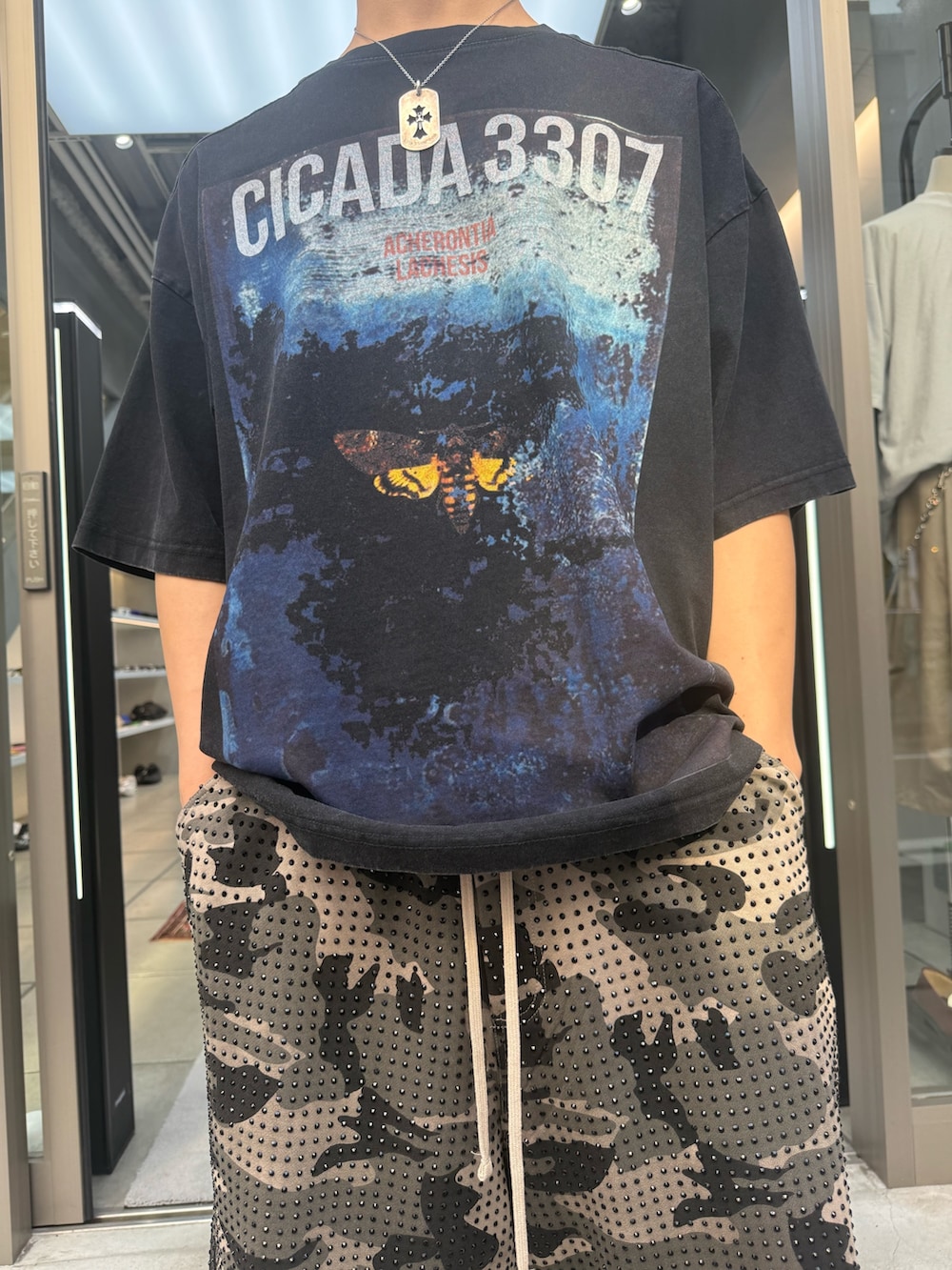 ブラック系のTシャツ/カットソー、その他のその他パンツを着用したメンズの夏コーディネートの4枚目の写真
