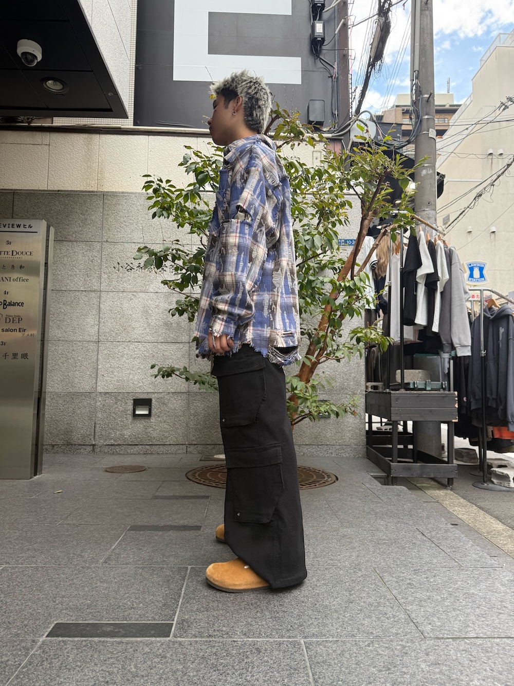 ブルー系のシャツ/ブラウス、ホワイト系のTシャツ/カットソー、ブラック系のカーゴパンツを着用したメンズの秋コーディネートの2枚目の写真