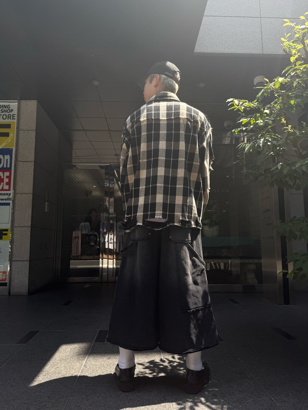 ホワイト系のシャツ/ブラウス、ブラック系のスウェットパンツを着用したメンズの夏コーディネートの3枚目の写真
