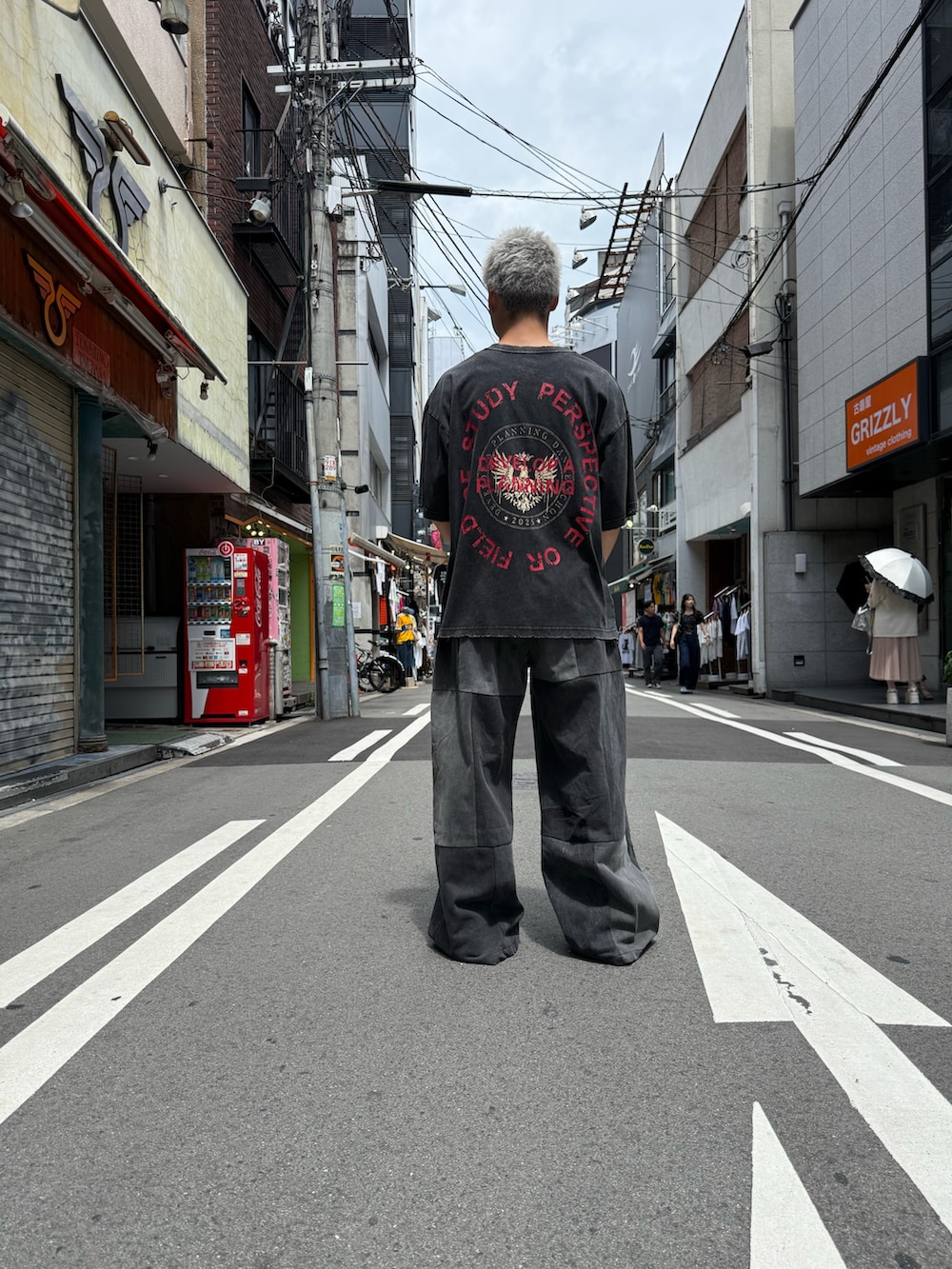 ブラック系のTシャツ/カットソー、ブラック系のチノパンツを着用したメンズの夏コーディネートの3枚目の写真