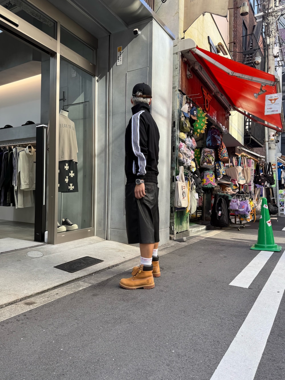 ブラック系のジャケット/アウター、ブラック系のその他パンツ、ブラック系のキャップを着用したメンズの夏コーディネートの2枚目の写真