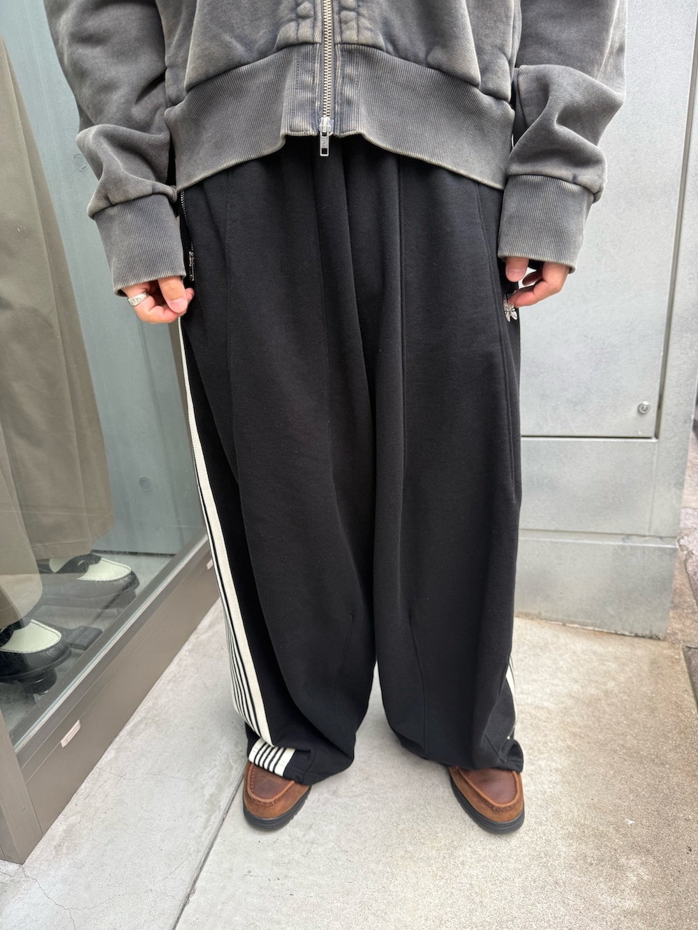 ブラック系のパーカー、ブラック系のスウェットパンツを着用したメンズの秋コーディネートの4枚目の写真