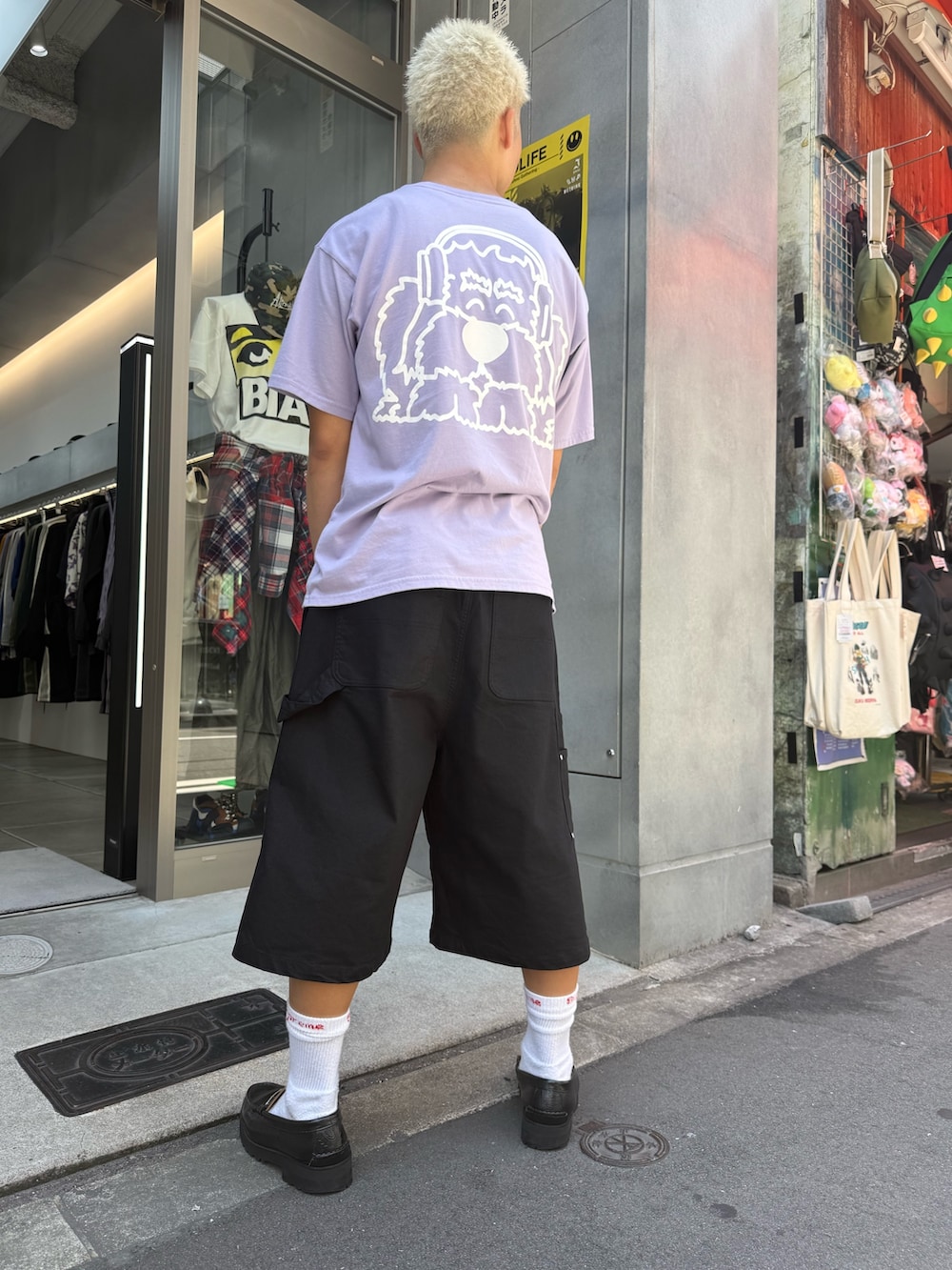 パープル系のTシャツ/カットソー、ブラック系のその他パンツ、ブラック系のローファーを着用したメンズの夏コーディネートの3枚目の写真