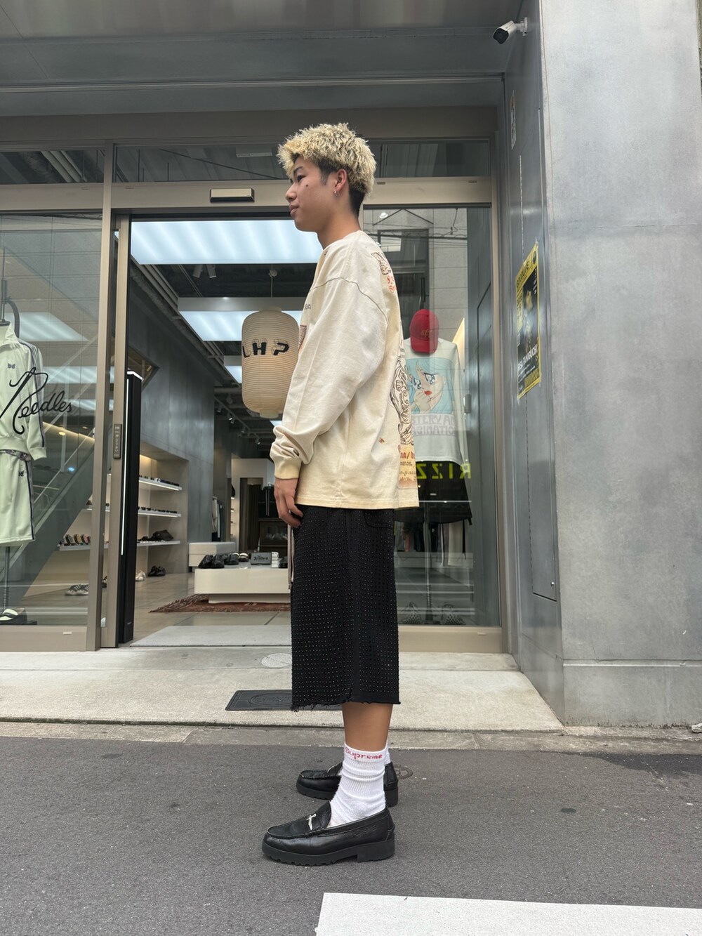 ベージュ系のTシャツ/カットソー、ブラック系のスウェットパンツを着用したメンズの夏コーディネートの2枚目の写真