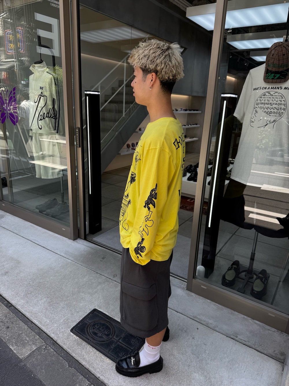 イエロー系のTシャツ/カットソー、グレー系のカーゴパンツ、ブラック系のローファーを着用したメンズの夏コーディネートの6枚目の写真