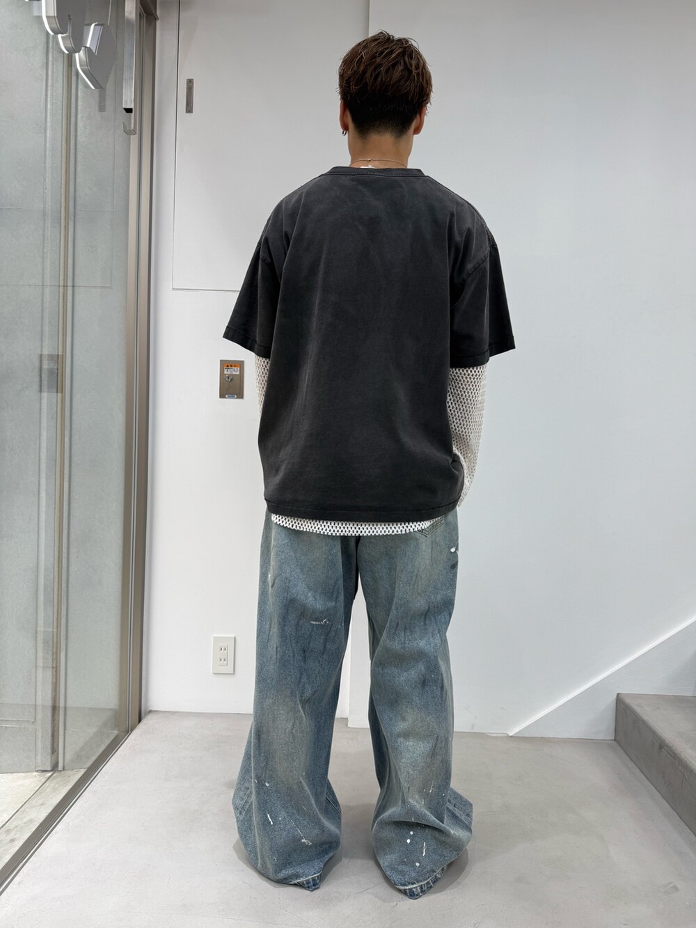ブラック系のTシャツ/カットソー、ホワイト系のTシャツ/カットソー、ブルー系のデニムパンツを着用したメンズの春コーディネートの3枚目の写真