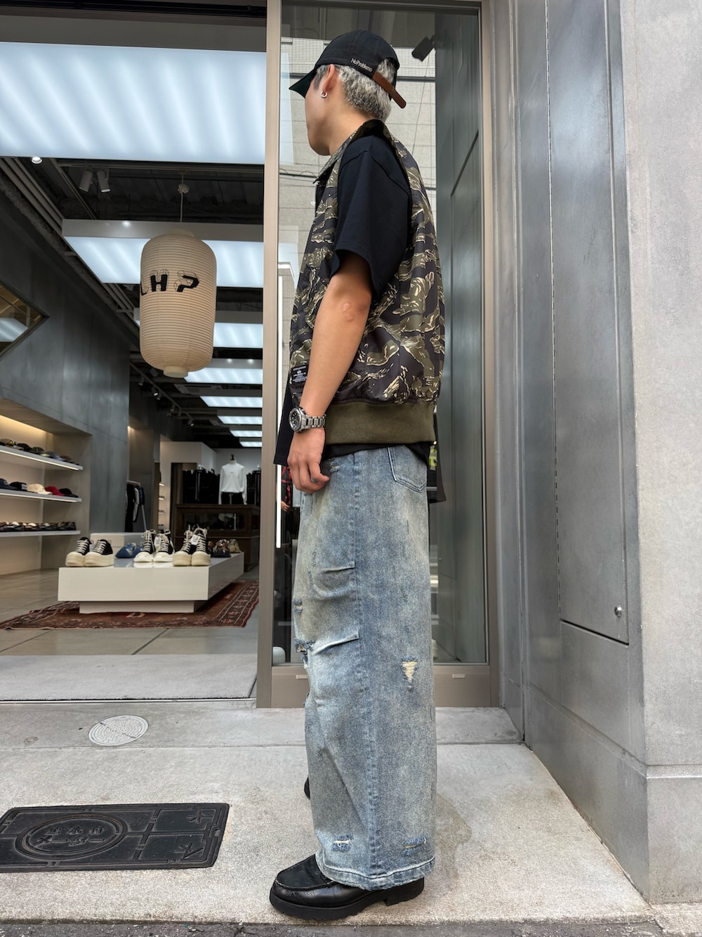 その他のミリタリージャケット、ブラック系のTシャツ/カットソー、ブルー系のデニムパンツを着用したメンズの夏コーディネートの2枚目の写真