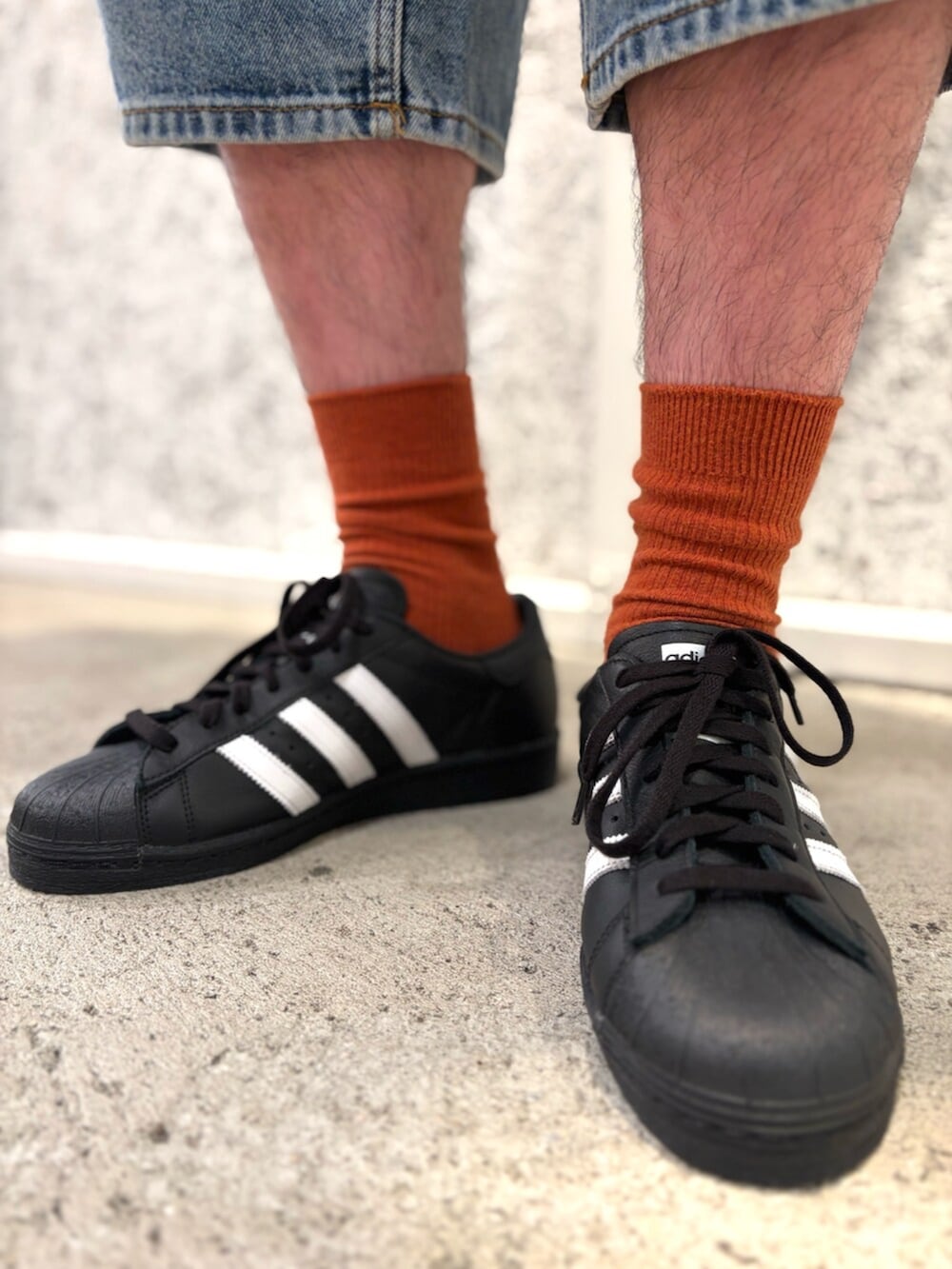 ブルー系のデニムパンツ、ブラック系のシューズを着用したメンズの夏コーディネートの2枚目の写真