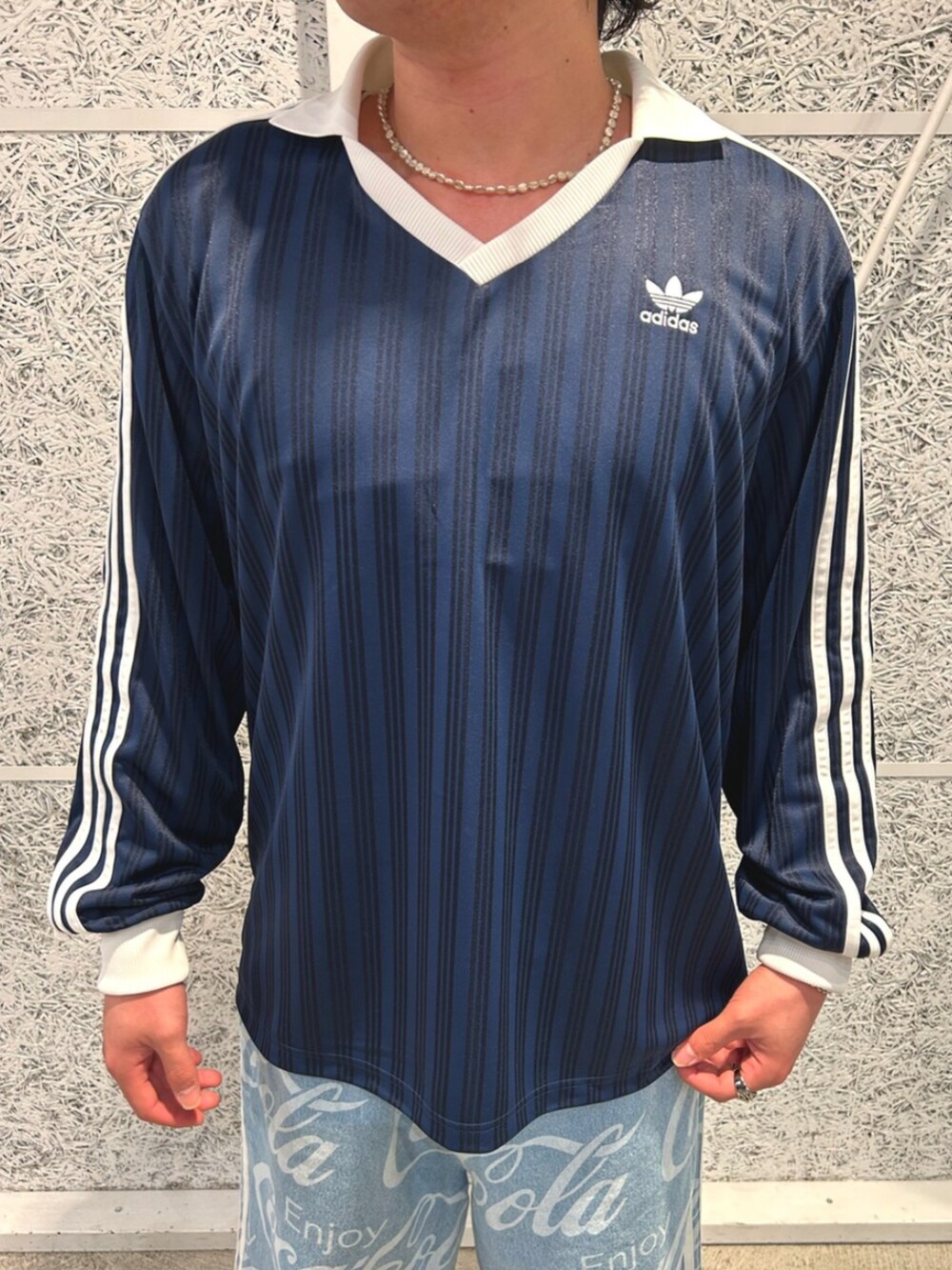ブルー系のTシャツ/カットソー、ブルー系のデニムパンツ、ブラック系のシューズを着用したメンズの夏コーディネートの2枚目の写真