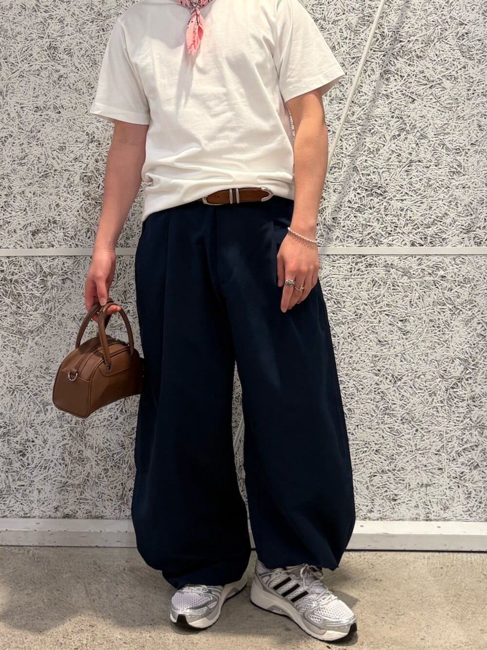 ホワイト系のTシャツ/カットソー、ブルー系のその他パンツ、ブラウン系のハンドバッグを着用したメンズの夏コーディネートの2枚目の写真
