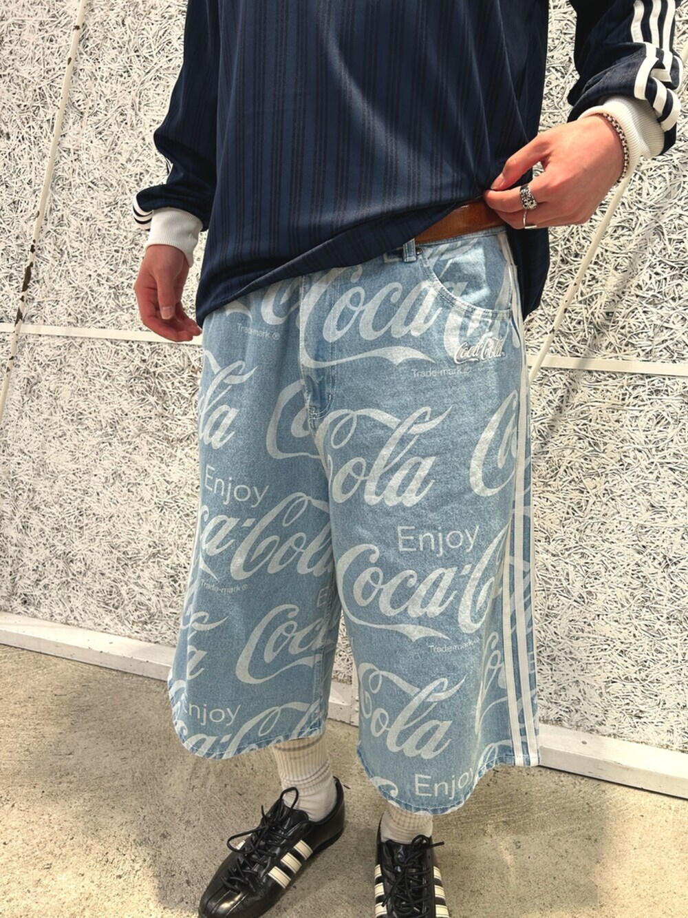ブルー系のTシャツ/カットソー、ブルー系のデニムパンツ、ブラック系のシューズを着用したメンズの夏コーディネートの3枚目の写真