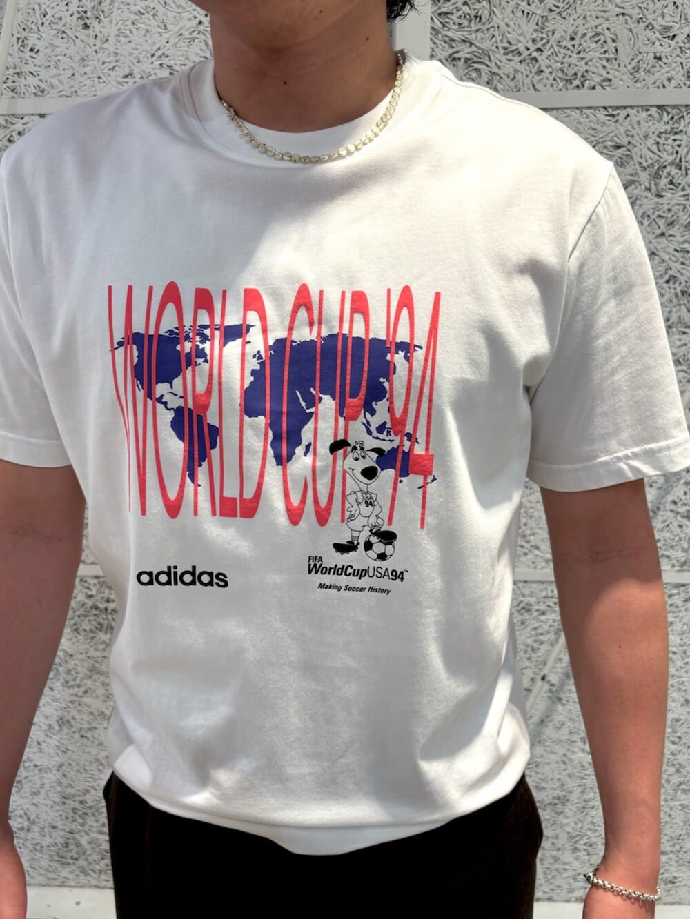 ホワイト系のTシャツ/カットソー、ピンク系のスニーカーを着用したメンズの夏コーディネートの3枚目の写真