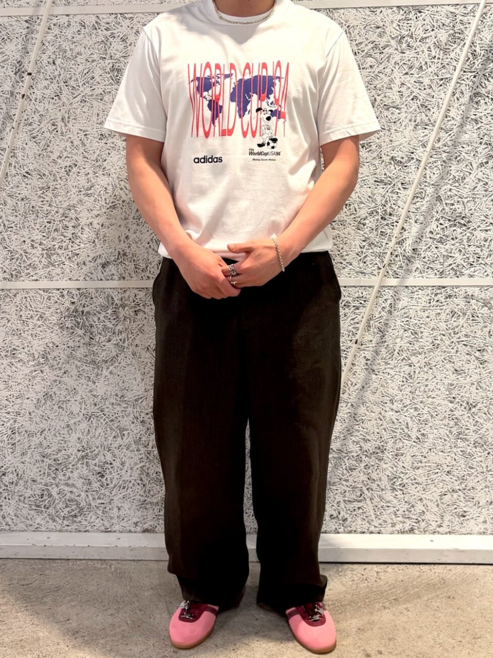 ホワイト系のTシャツ/カットソー、ピンク系のスニーカーを着用したメンズの夏コーディネートの2枚目の写真