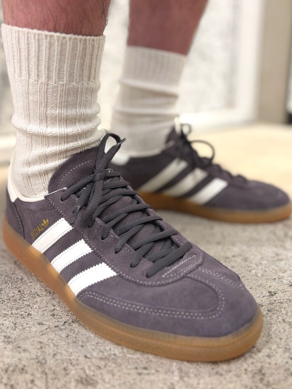ブルー系のデニムパンツ、ブラック系のトップス、グレー系のスニーカーを着用したメンズの秋コーディネートの4枚目の写真