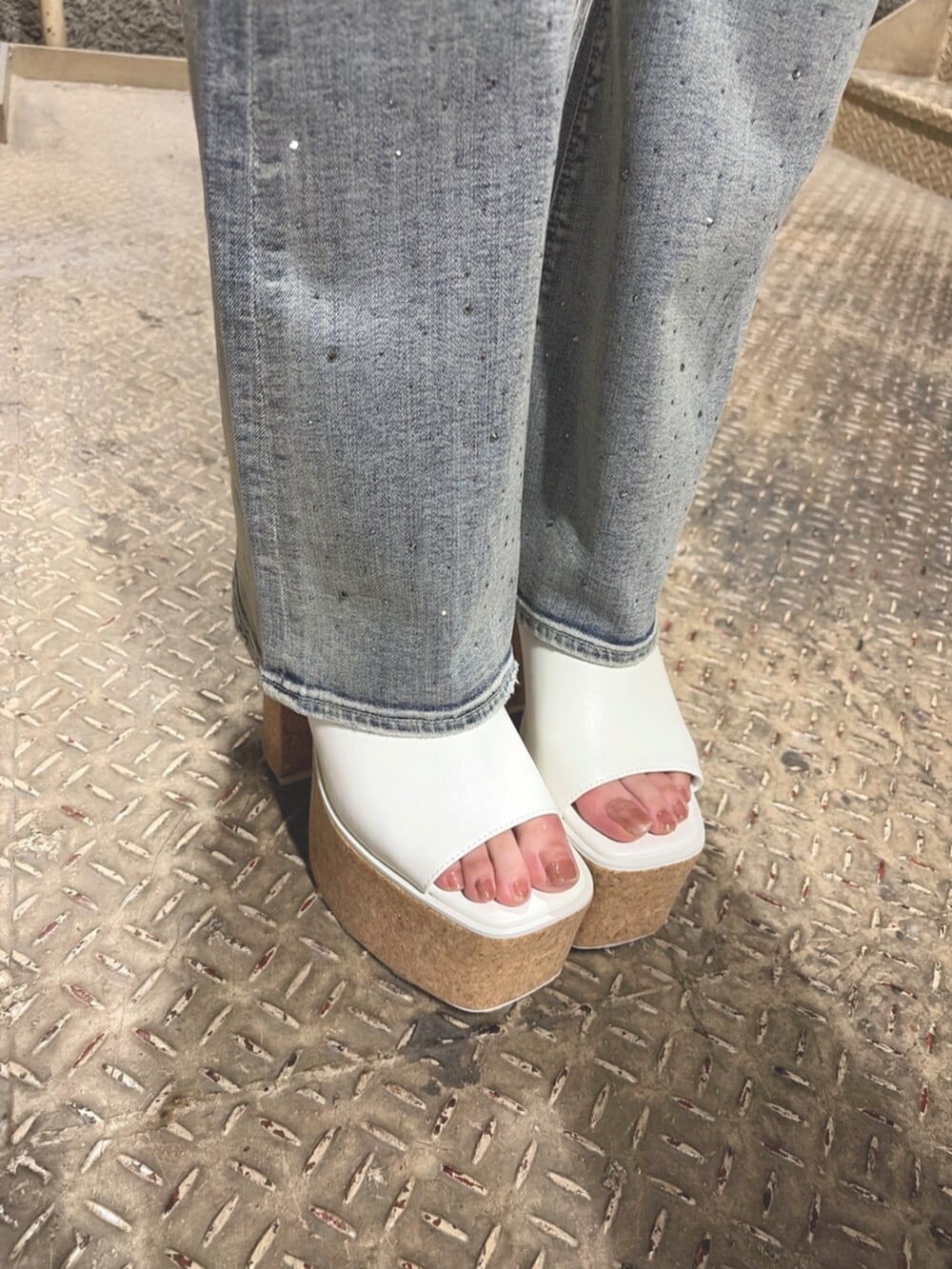 ブルー系のデニムパンツ、ホワイト系のシャツ/ブラウス、ホワイト系のサンダルを着用したレディースの夏コーディネートの5枚目の写真