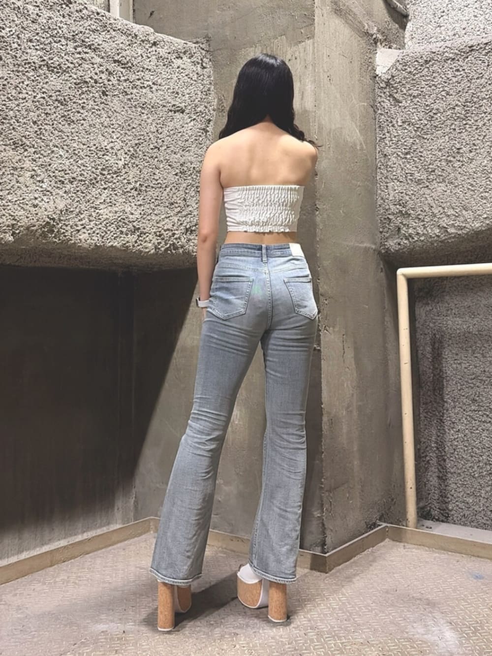 ブルー系のデニムパンツ、ホワイト系のシャツ/ブラウス、ホワイト系のサンダルを着用したレディースの夏コーディネートの3枚目の写真
