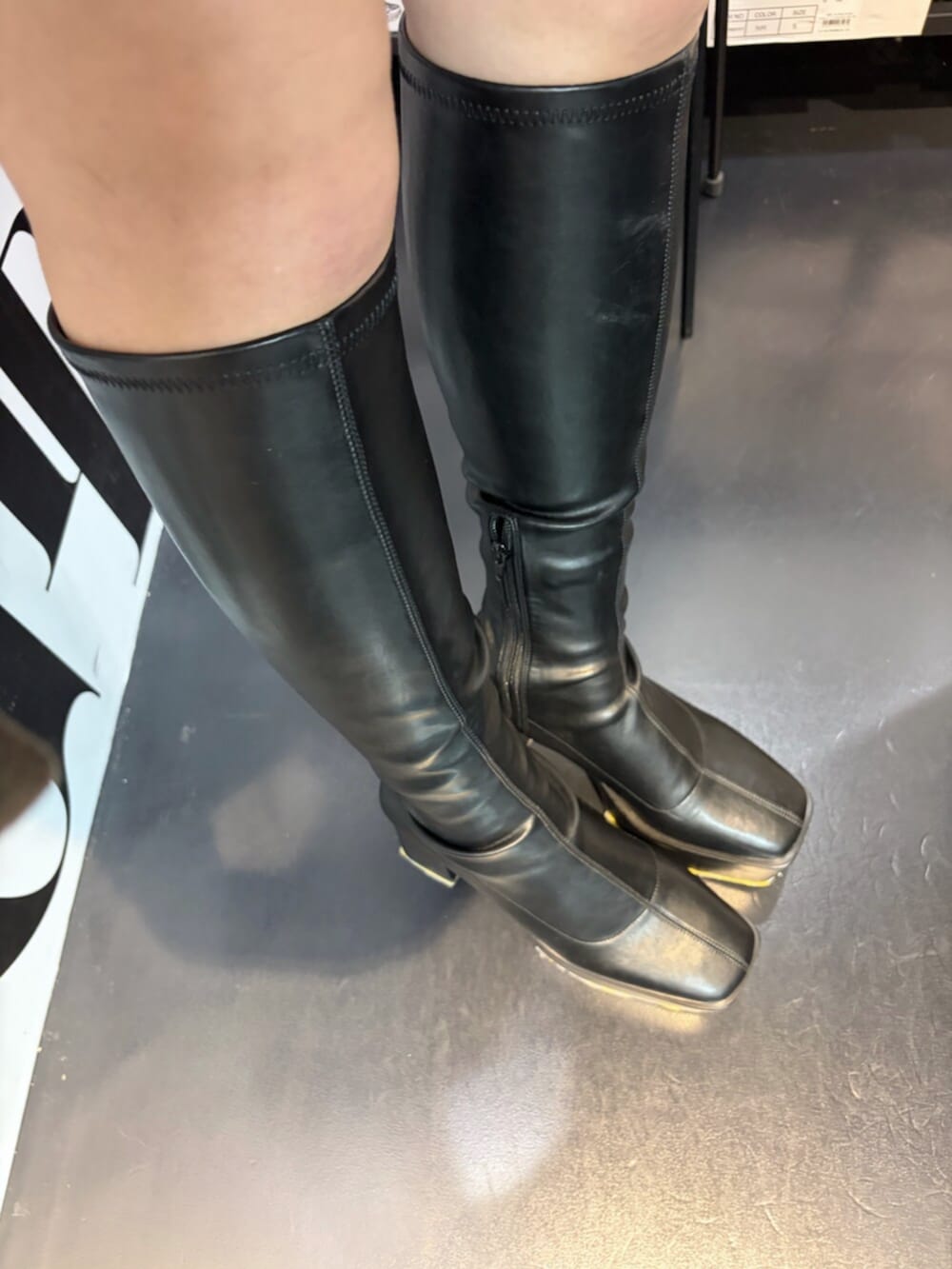 ブラウン系のその他アウター、ブラック系のその他パンツ、ブラック系のブーツを着用したレディースの秋コーディネートの5枚目の写真