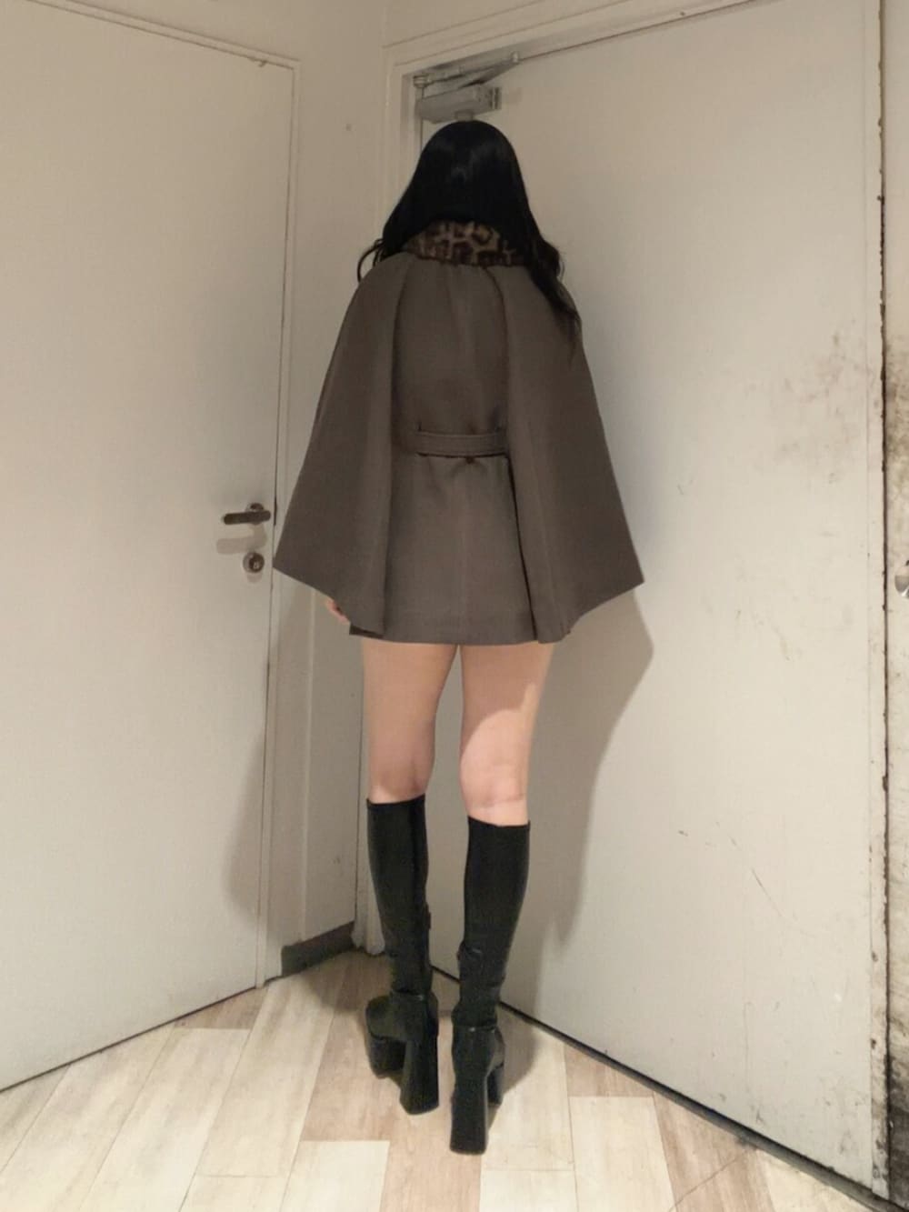 ブラウン系のその他アウター、ブラック系のその他パンツ、ブラック系のブーツを着用したレディースの秋コーディネートの3枚目の写真