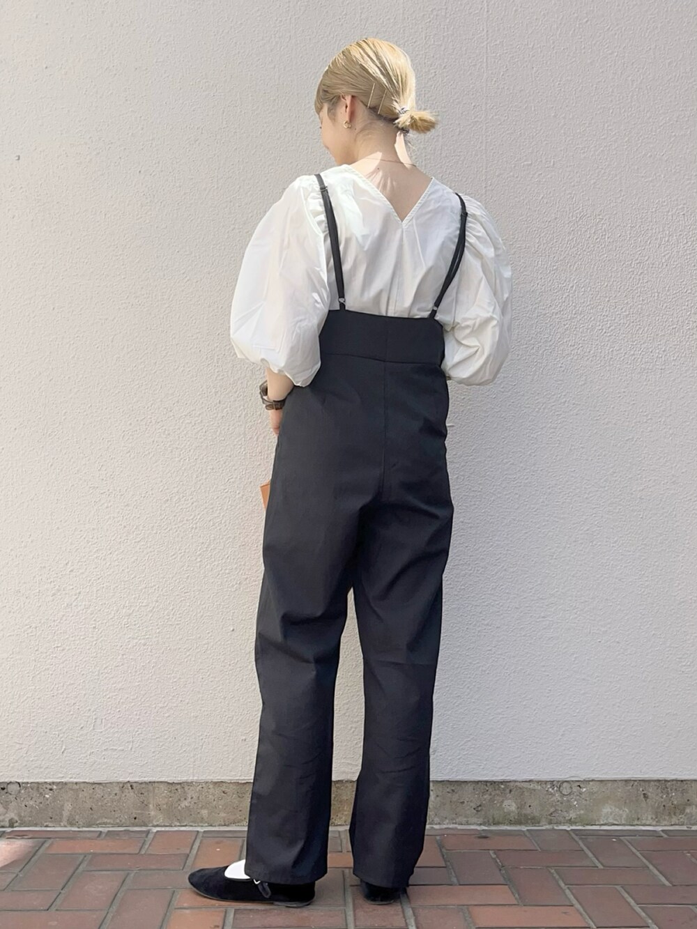 ブラック系のサロペット/オーバーオール、ホワイト系のシャツ/ブラウスを着用したレディースの春コーディネートの2枚目の写真
