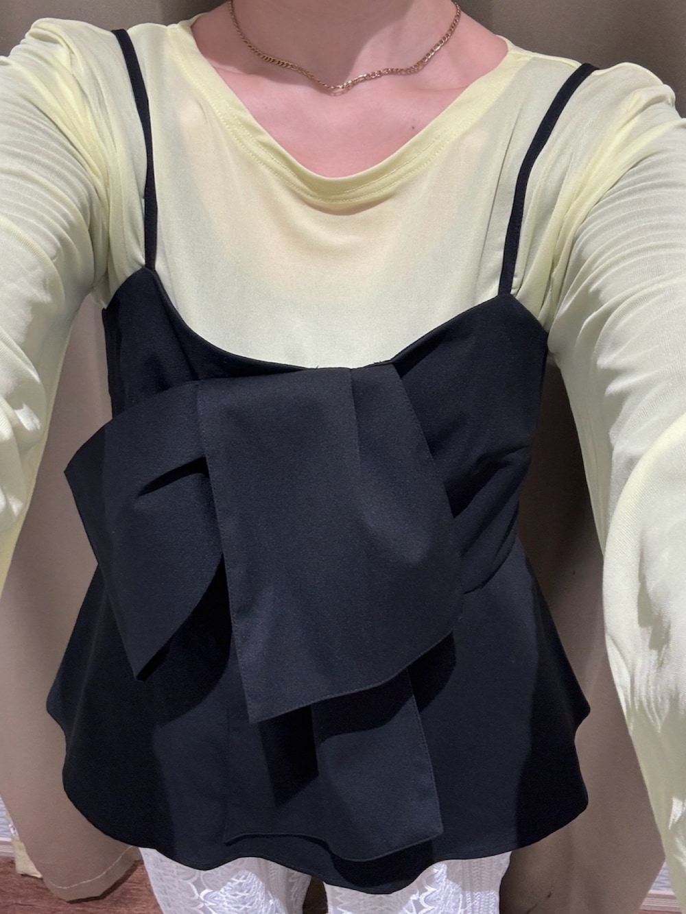 イエロー系のTシャツ/カットソー、ブラック系のベスト、ホワイト系のその他パンツを着用したレディースの春コーディネートの2枚目の写真